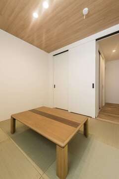 洋風仕上げで、リビングと同じ雰囲気をまとうモダンな和室。建具を白にまとめたことで、部屋全体も明るくすっきり。実際よりも広く感じられる