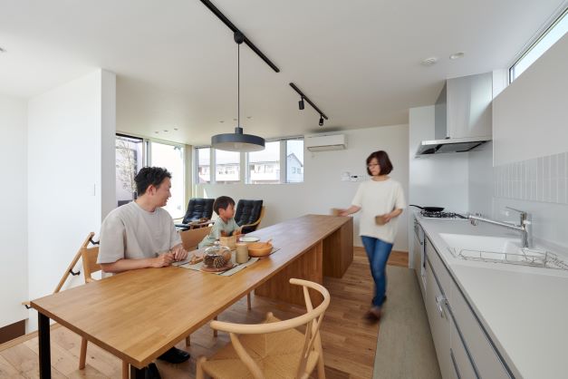 S.CONNECT（エスコネクト）【デザイン住宅、間取り、建築家】キッチンと並行に並ぶダイニングテーブルは造作