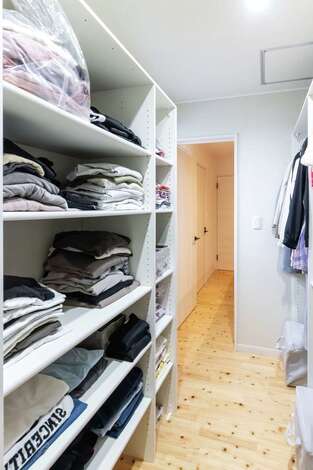 2階には大容量のファミリークローゼット。各部屋に設けた収納と適材適所で使い分けている