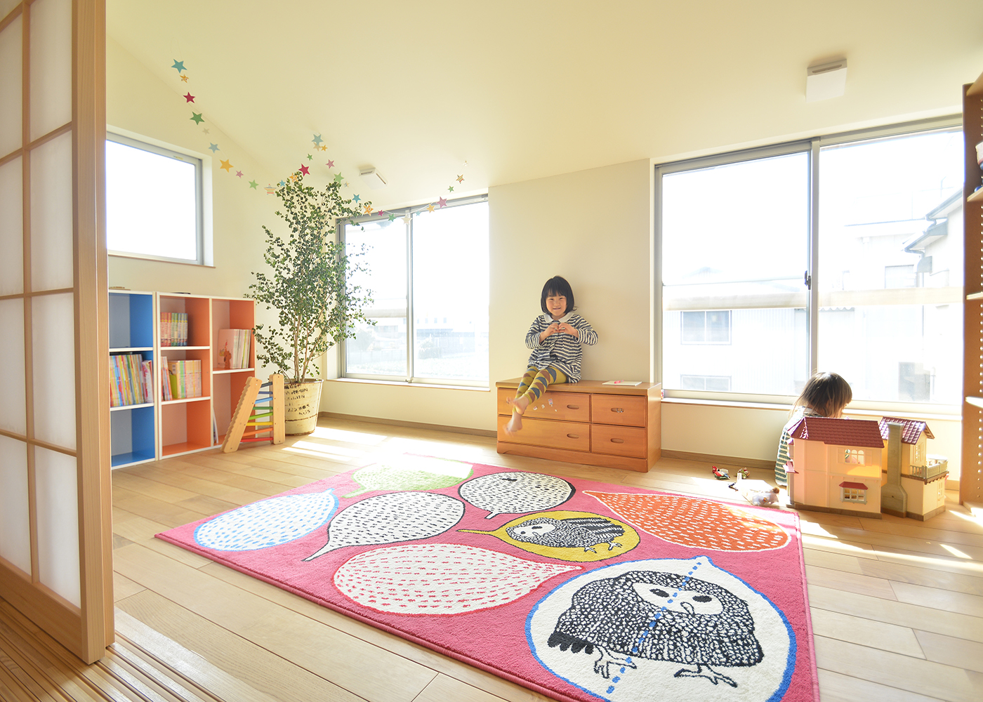 丸昇彦坂建設【和風、自然素材、インテリア】南向きに位置する子ども部屋は年中暖かいうえ、2階の構造上、風通しも良く快適に過ごせる空間に