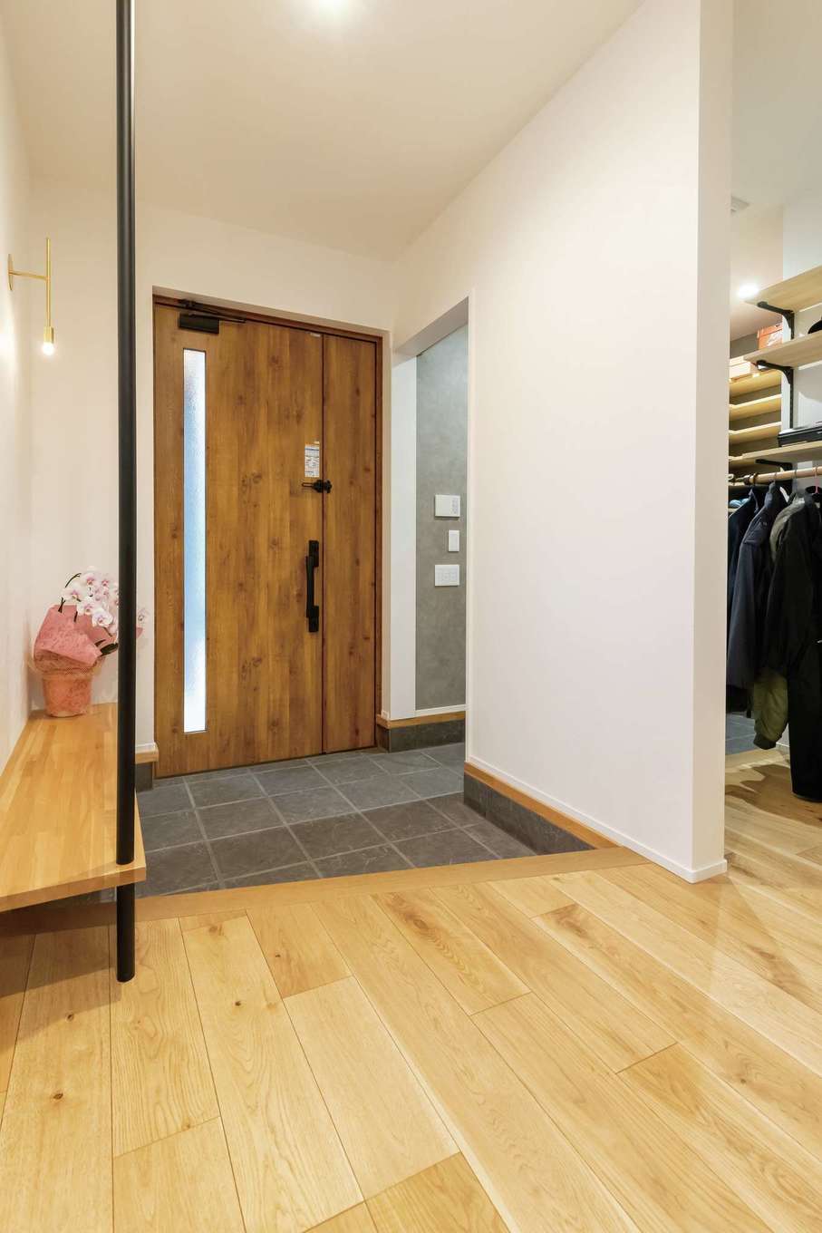 SEVEN HOUSE/セブンハウス【子育て、二世帯住宅、ペット】ベンチとセットで手すりを設置した玄関ホール。使い勝手だけでなく、空間をデザインするアクセントにも