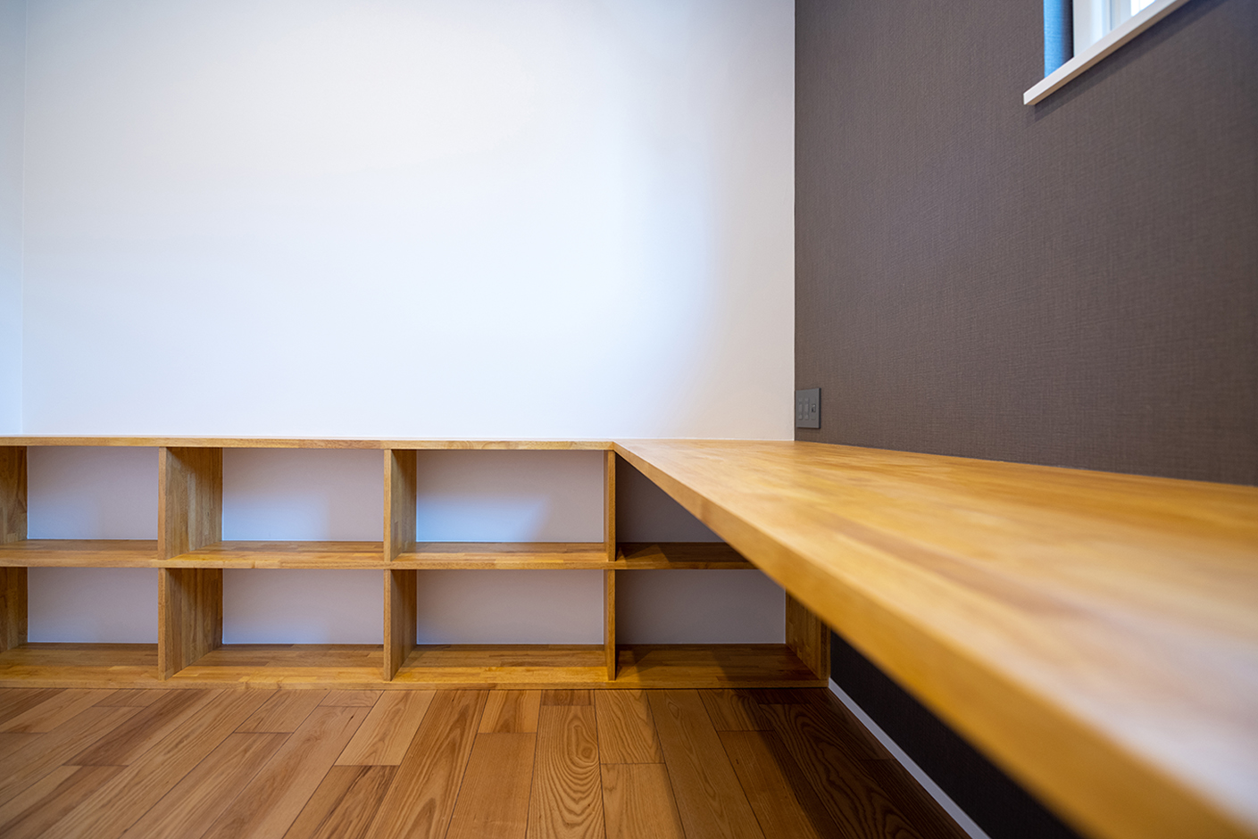 OWN RESORT HOME（オウンリゾートホーム）【デザイン住宅、趣味、間取り】2階に設けたご主人の書斎。カウンターデスクと収納棚は造作で。職業柄、蔵書が多いため、1階リビング内にも大容量の本棚を設けた