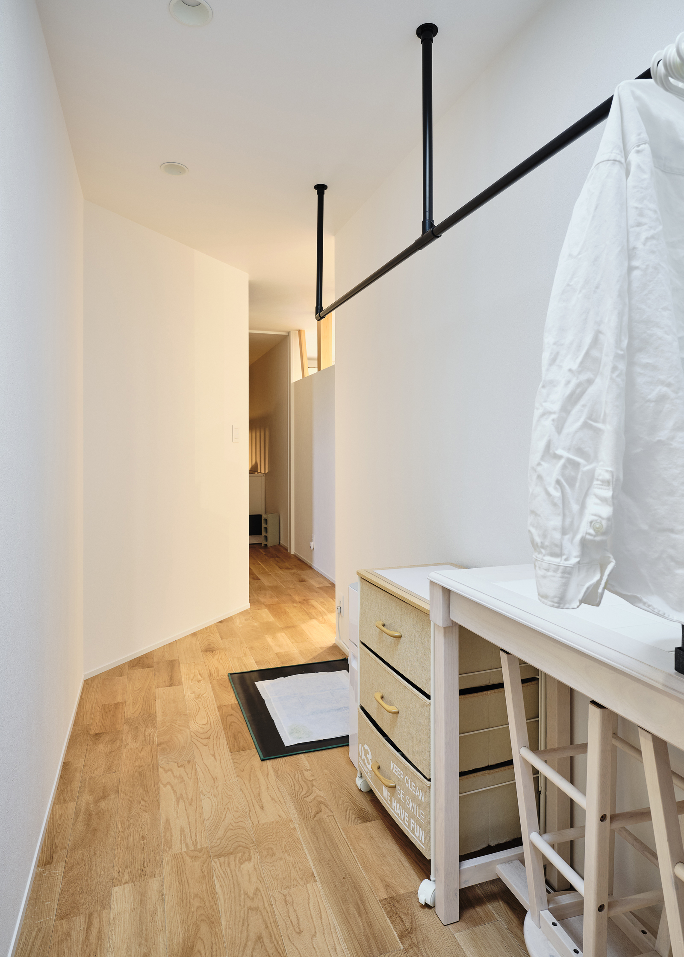 平屋建築ブルーハウス【ペット、建築家、平屋】洗面から寝室に至る廊下には。室内干しのスペースをつくり、空間を有効利用。洗濯家事を完結できるよう、ランドリースペース・室内干し・ファミリークローゼットを近くにまとめた間取りが、毎日の時短に貢献する
