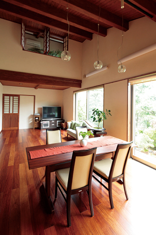 カリンの床と杉の梁が庭の景色とベストマッチ