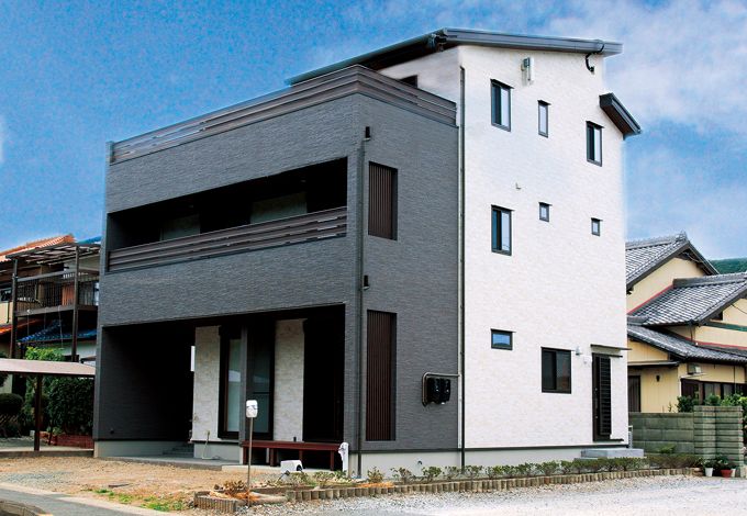 エコハウジング【デザイン住宅、自然素材、省エネ】無垢材を使用した木造3階建ては、軸組に金物を使った在来工法＋プロウッド工法で実現。3 階の広いバルコニーでバーベキューをするのが夢