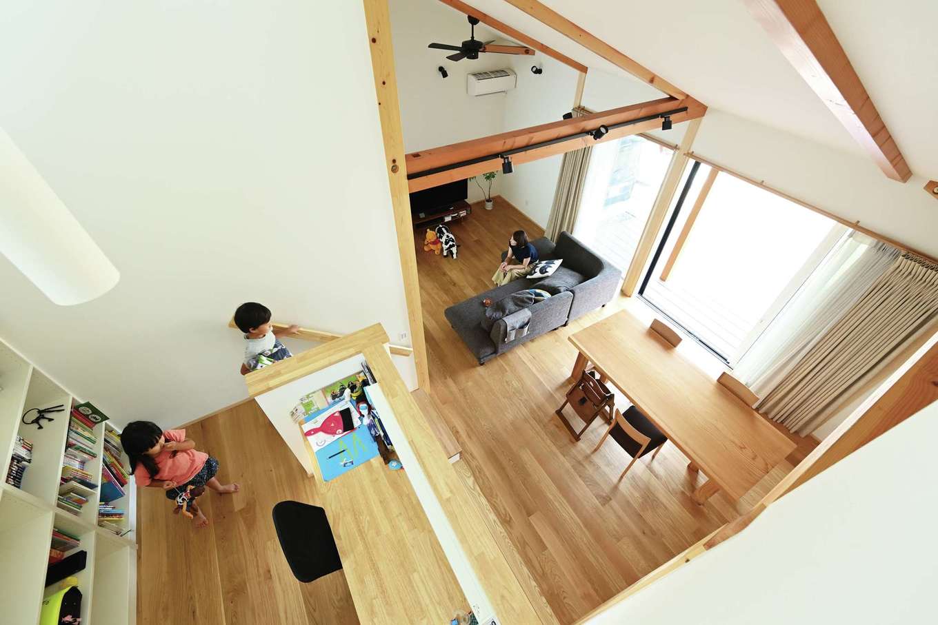 Yamaguchi Design 【自然素材、間取り、スキップフロア】スキップフロアにはカウンターと収納棚を設けてある。LDKから少し隠して配置したことで落ち着きが生まれ、子どもたちも集中して勉強に取り組める