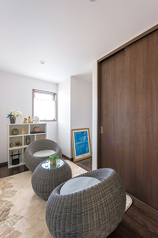 玄関脇のミニ応接は、急な来客でも座って話ができる便利なスペース