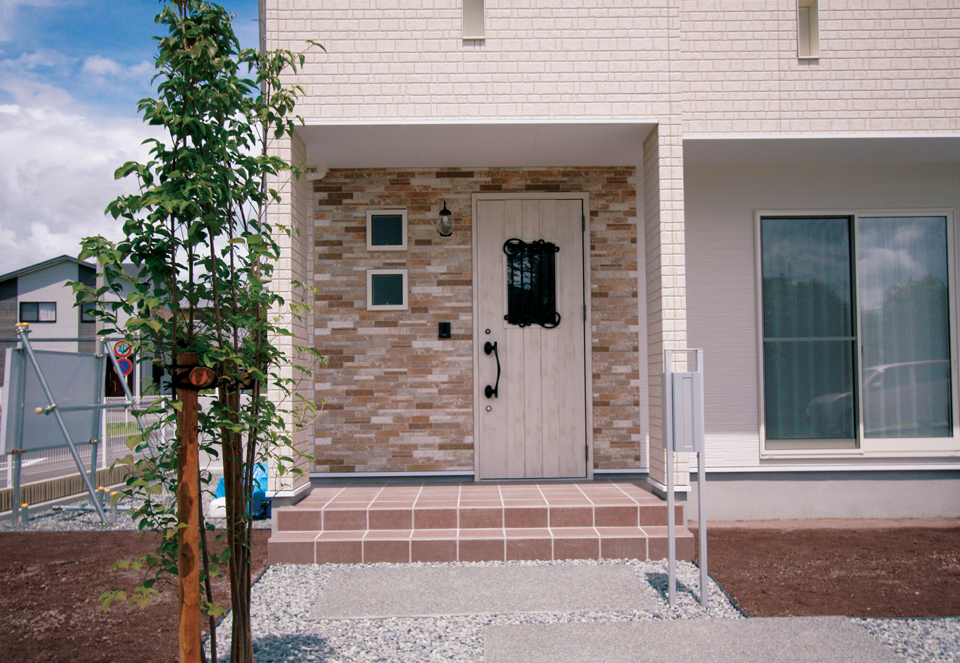 ＩＤＫ 住まいの発見館【1000万円台、デザイン住宅、子育て】外壁は白を基調にベランダ部分と玄関回りに変化をつけた。ドアは室 内のデザインと合わせたアンティーク風