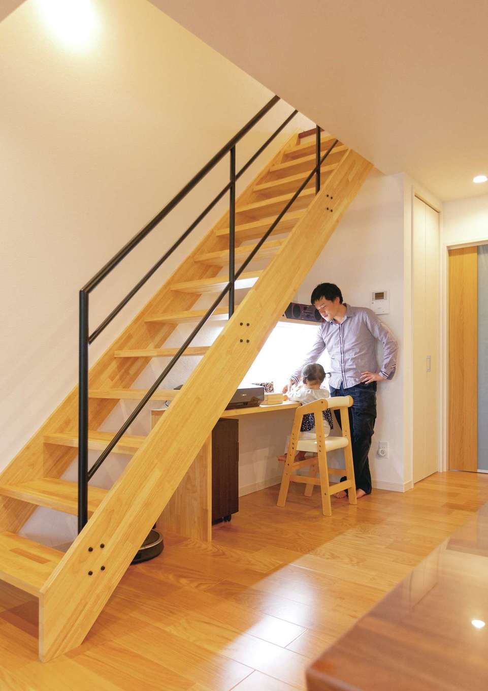 Yamaguchi Design 【省エネ、間取り、平屋】安全を考えて角をRにするなど、やさしい印象に仕上げたスケルトンのリビング階段。デッドスペースを活かして造作したカウンターは、将来のスタディコーナーに