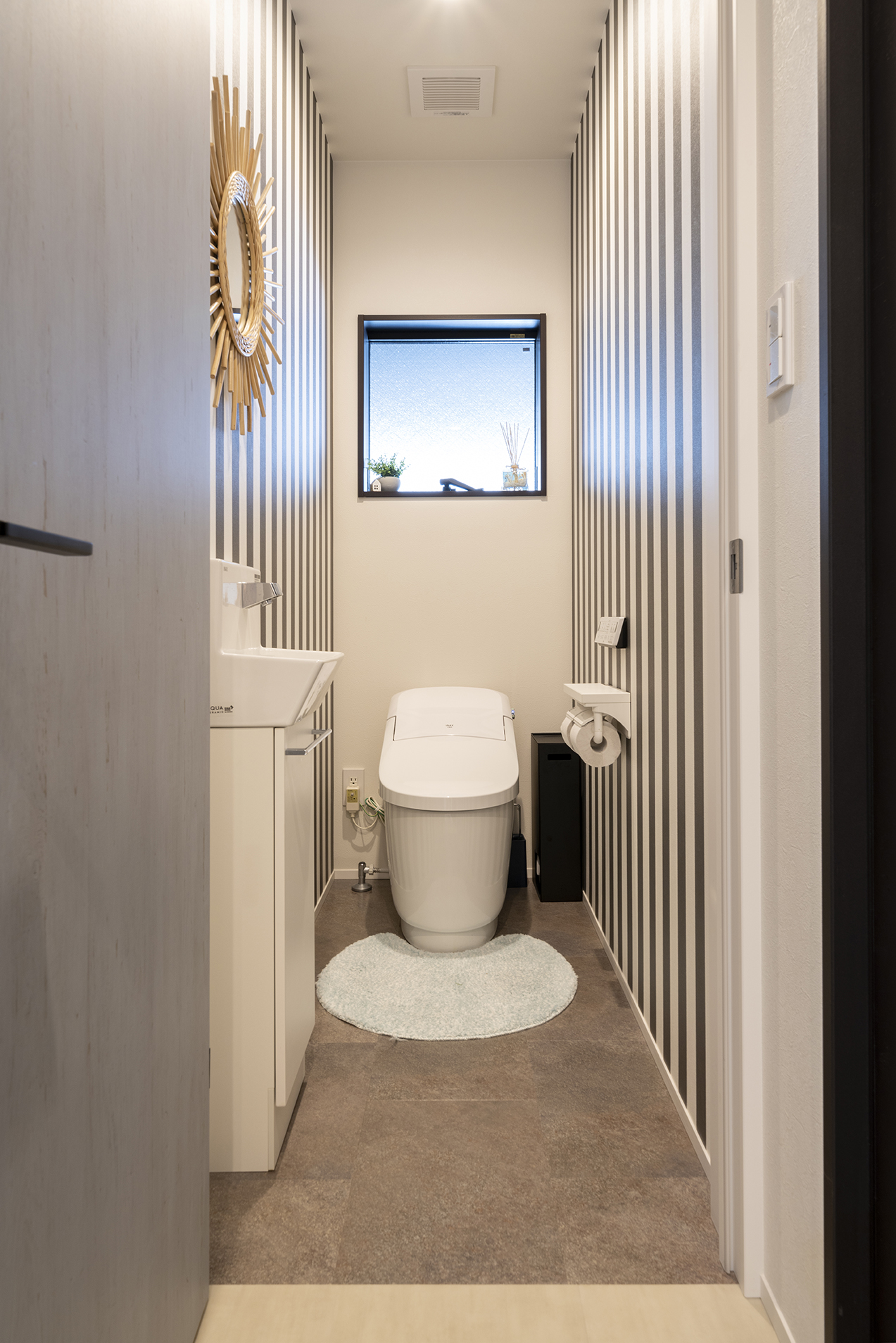 CSホームズ｜窓から自然光が差し込む明るいトイレ空間。落ち着いた色調の床が、洗練された印象を与えている。使いやすさと清潔感を兼ね備えたデザイン