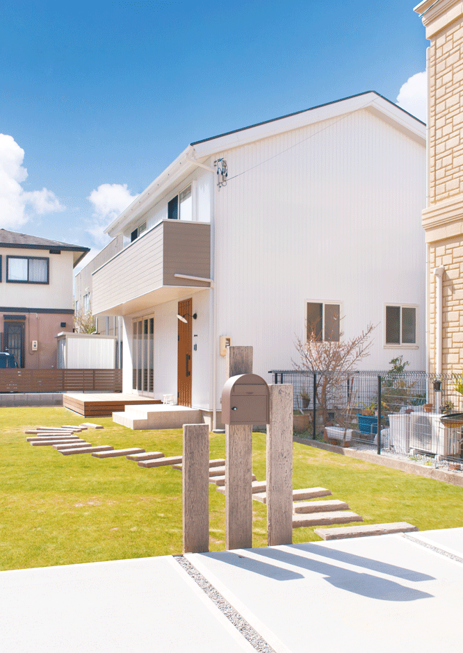 サイエンスホーム【デザイン住宅、自然素材、間取り】絵本の世界から抜け出してきたような三角屋根の外観。旗竿敷地を上手に活かしたかわいいエクステリアは、豊田さんのラフスケッチを参考にした