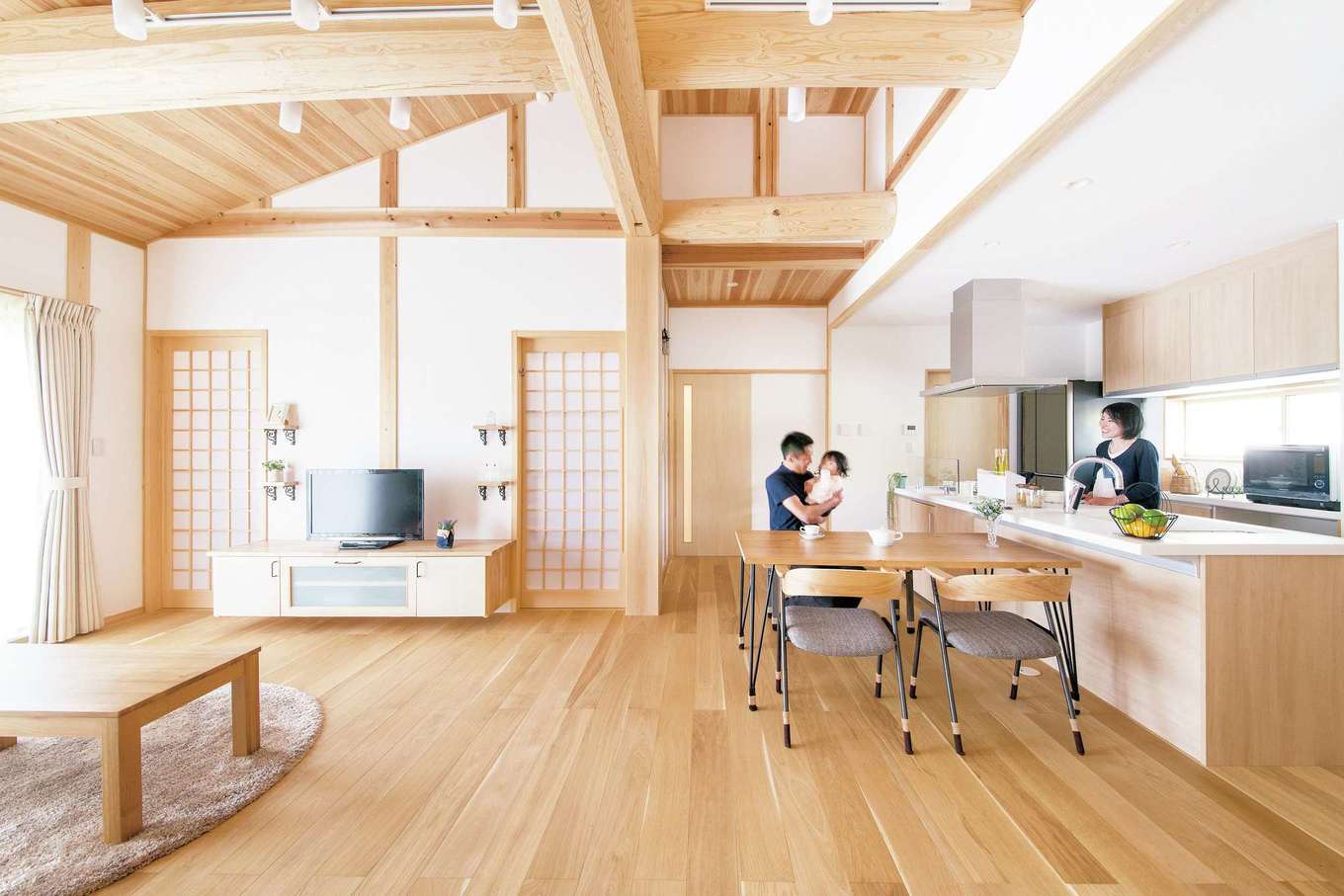 深見工務店 S-style【収納力、自然素材、平屋】天然素材のLDK。無垢材だけでなく、調湿効果の高い天然漆喰「カルクウォーク」や、紙を再利用し調湿と防音の効果がある断熱材「セルロースファイバー」を使用した