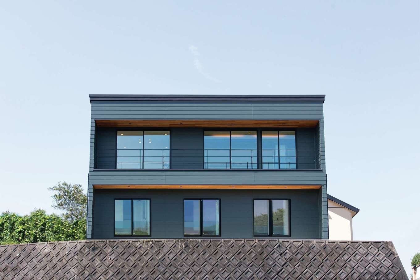 KUREKEN HAUS（榑林建設）【デザイン住宅、自然素材、省エネ】外壁はガルバリウムの横張り。深みのあるグリーンを選択した。バルコニーの手すりは眺めを邪魔しないものを採用