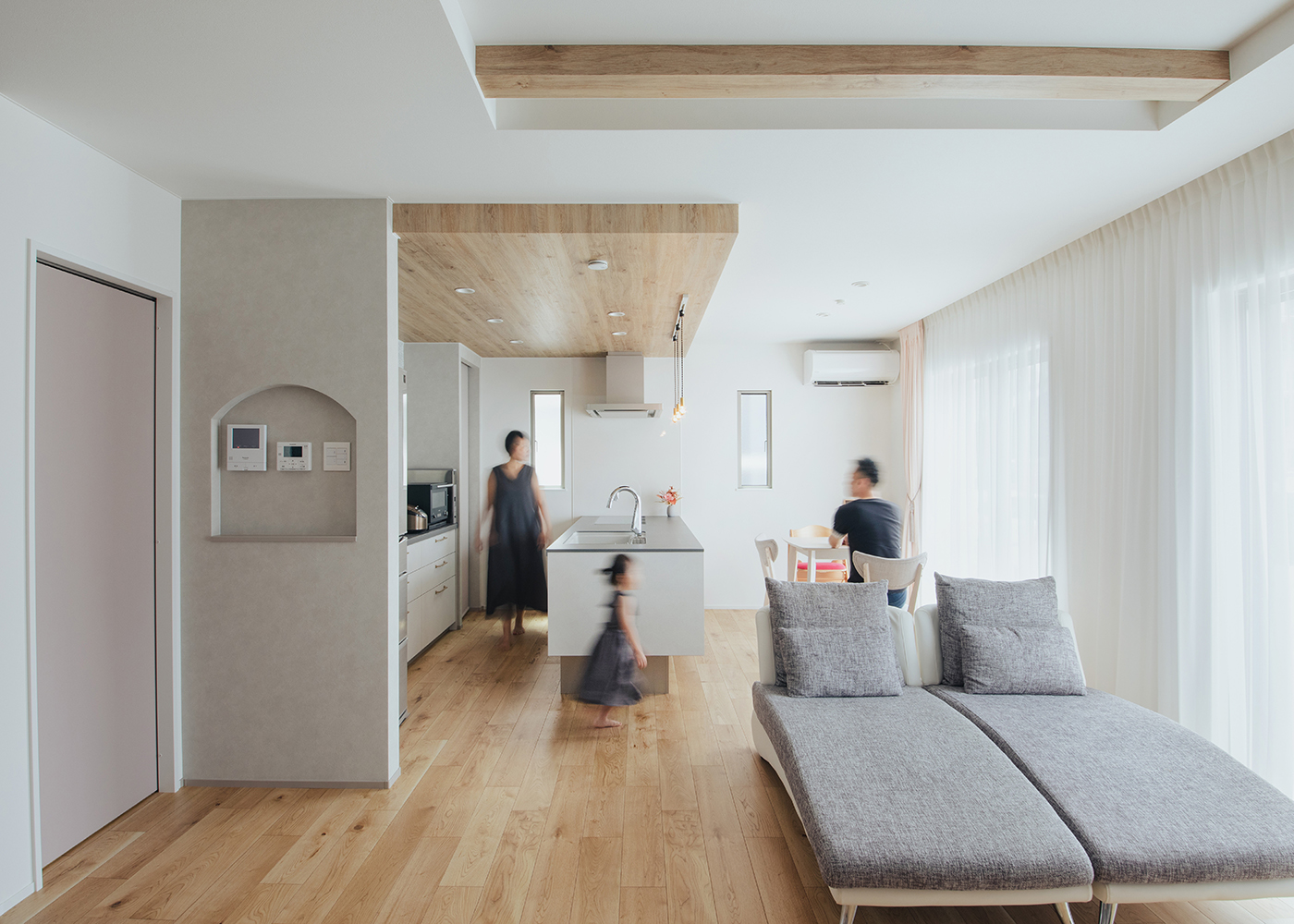 ナイスホーム【デザイン住宅、趣味、間取り】南面の大開口からたっぷりの光が差し込む21畳のLDK。白、グレー、淡い桜色でコーディネートした空間は開放感に満ちている。同社ならではの高い断熱性能により、UA値は0.57をキープ