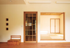 琉球畳と天井に配された竹が清々しい和室。リビングと段差を設けることで、ちょっと腰掛ける小上がり的にも使える