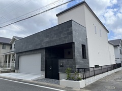 モダンと機能美が共鳴する都会的な家