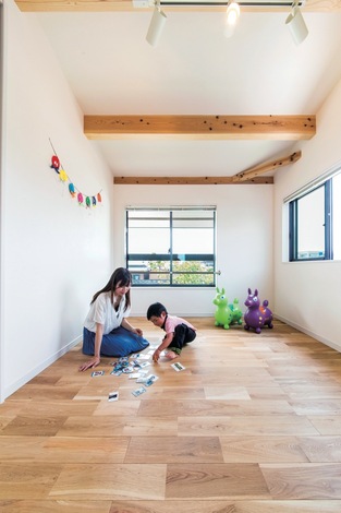 2面採光で明るさと通風を確保した子ども部屋。床はキズがつきにくいクルミ