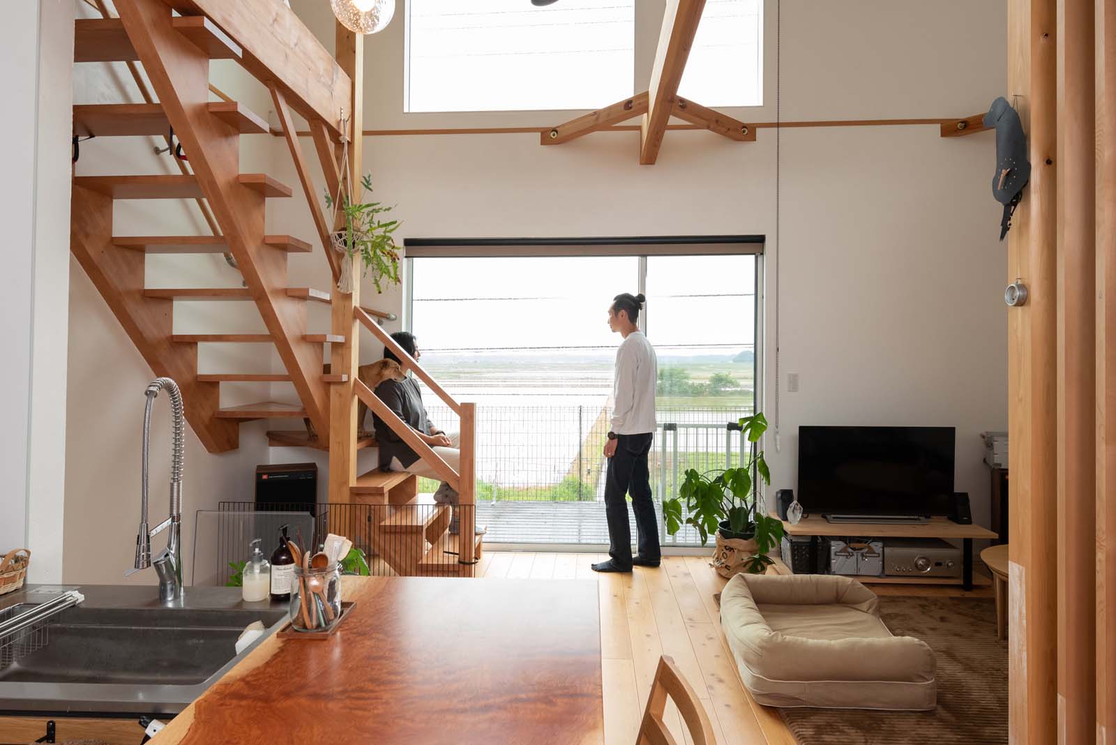 木のすまい工房｜このお家の一番の特徴は窓からの景色です。 目の前には一面に田園風景が広がっています。 高台になっているため家の中からは車通りも気になりません。家に帰ればほっとする景色が待っているなんてうらやましいかぎりです。