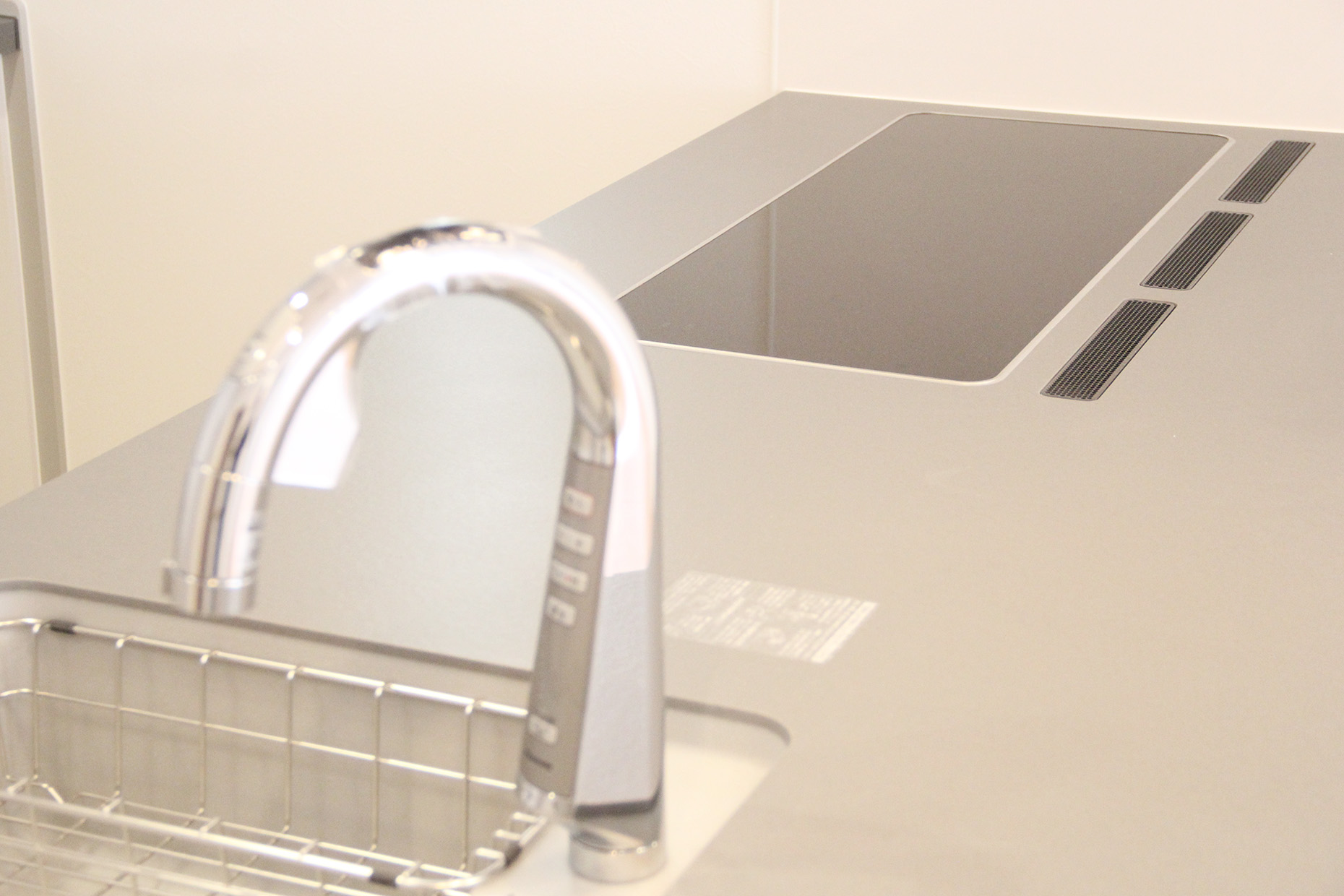 ナイスホーム【デザイン住宅、間取り】ゆったり使える横並びの3つ口コンロと、センサー水栓で毎日の家事がスムーズに