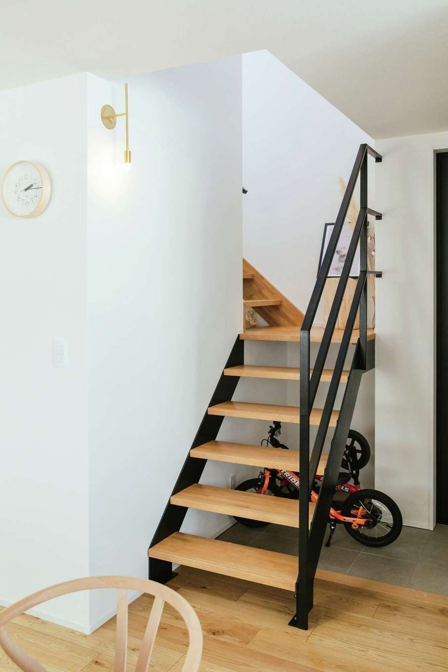 ainoa.life くらはし建築【子育て、収納力、間取り】階段下まで土間を広げて、子どもの自転車置き場に利用。空間を無駄なく活かしている