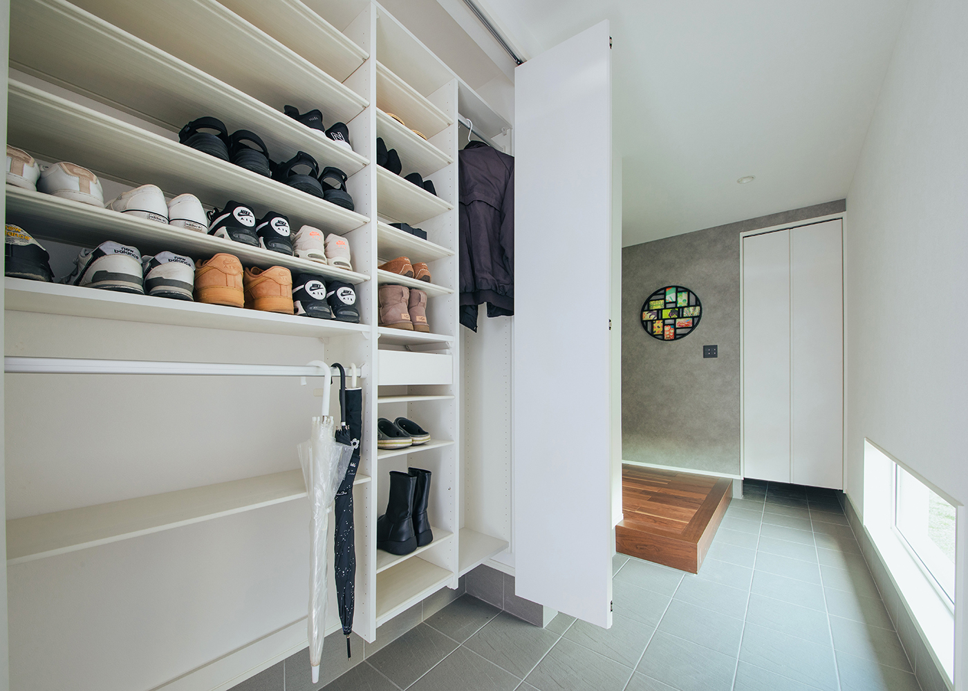 アイ工務店【子育て、間取り、平屋】通り土間のある玄関ホール。地窓から光が差し込み、十分な明るさを確保した。場所をとらず大量にしまえるシューズクローゼットを造作