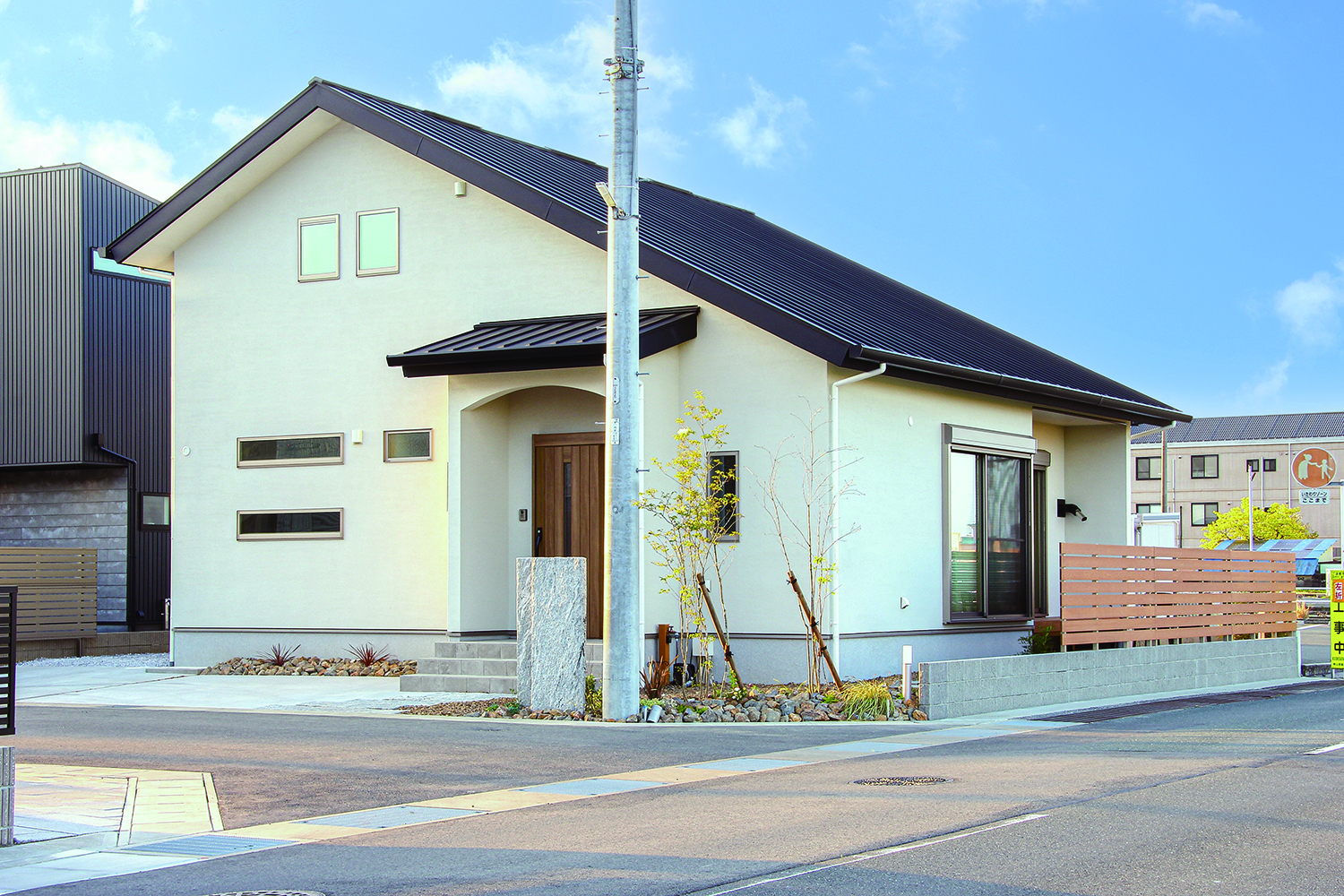 夢スマイル工房【浜松市中央区市野町2215-1・モデルハウス】大きな屋根のあるシンプルな外観。テラスや庭も居心地がいい
