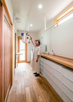 十分な収納と作業スペースを備えたランドリールーム。効率的な家事が可能な動線が魅力である