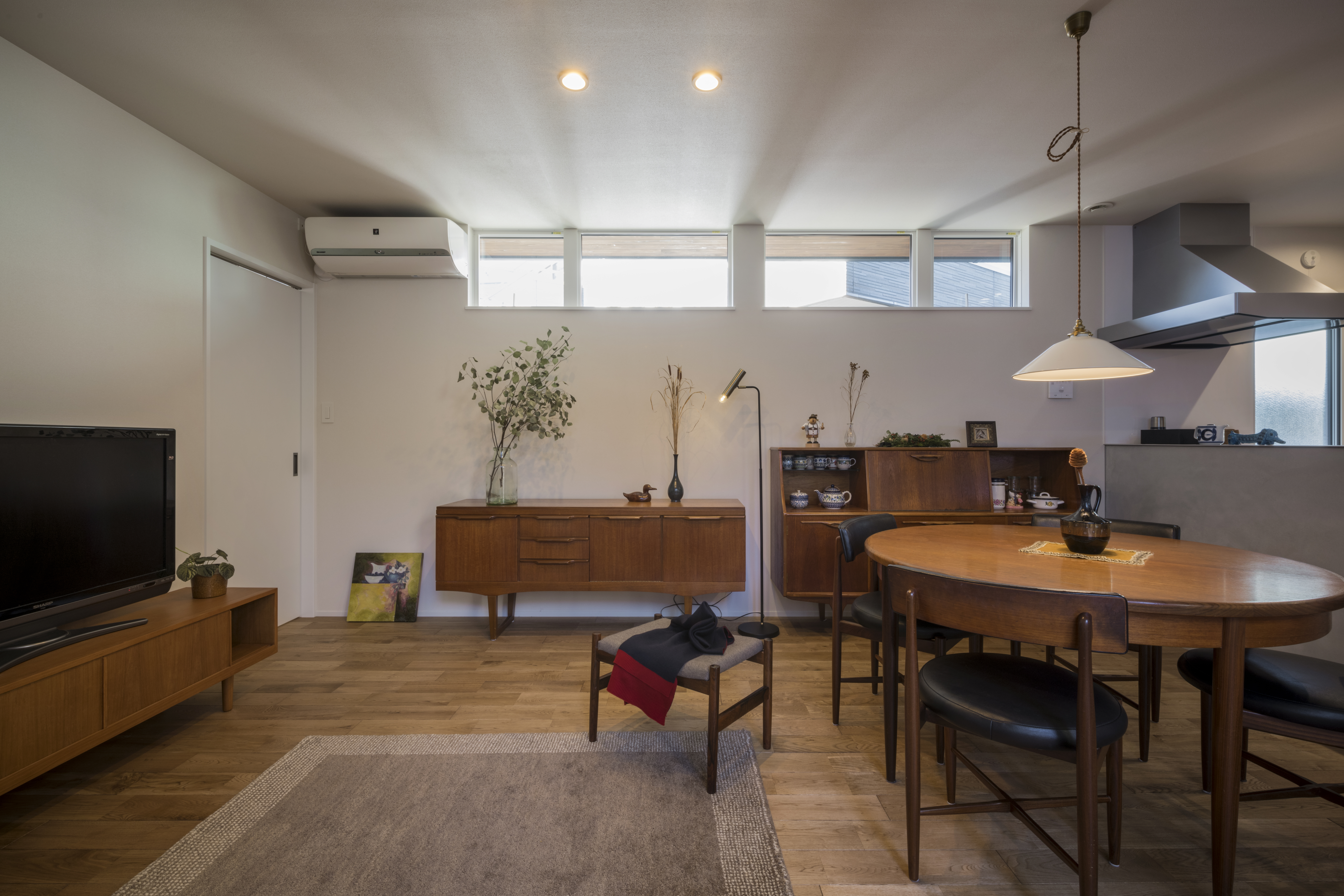 グランハウス一級建築士事務所｜北面にハイサイド窓を使うことで、一日を通して長い時間、柔らかい光が入り込む。