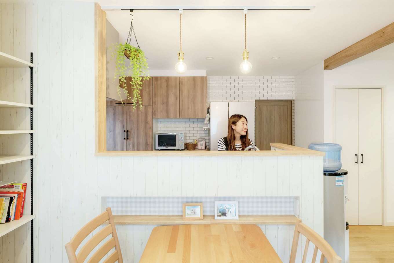 イーホーム【デザイン住宅、子育て、間取り】ペンダントライトと植物でカフェ風に