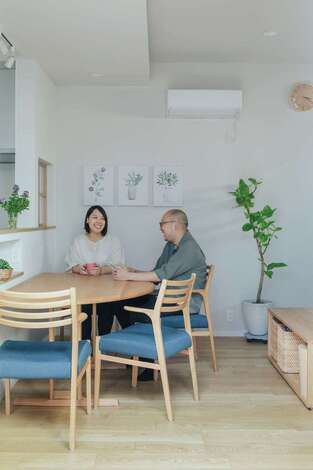 夜は天井の間接照明で雰囲気がガラリと変わるダイニング。夫婦の語らいの場になっている