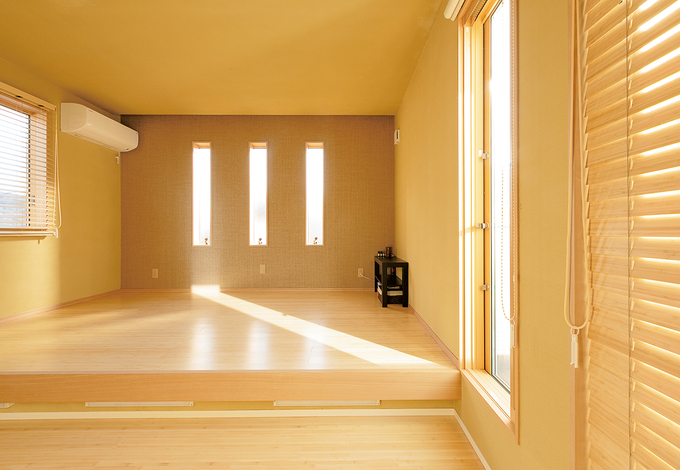 ベッドではなく布団派のご夫婦のためにしつらえた小上がりの主寝室。奥さまがここで三味線の稽古をしたり、ユーティリティに使える。床は竹を贅沢に使用。壁はさつま中霧島の手塗り壁。消臭・調湿効果もあり、快適な空間