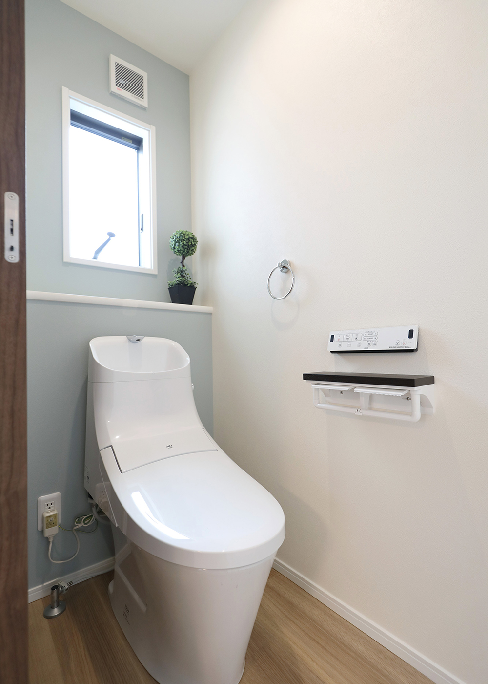 丸昇彦坂建設【デザイン住宅、和風、間取り】窓辺に奥行きの浅いカウンターには小物を飾れる