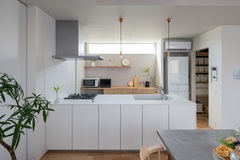 スッキリ綺麗なオープンキッチン。キレイになりすぎないよう、背面収納には木のぬくもりをプラス。