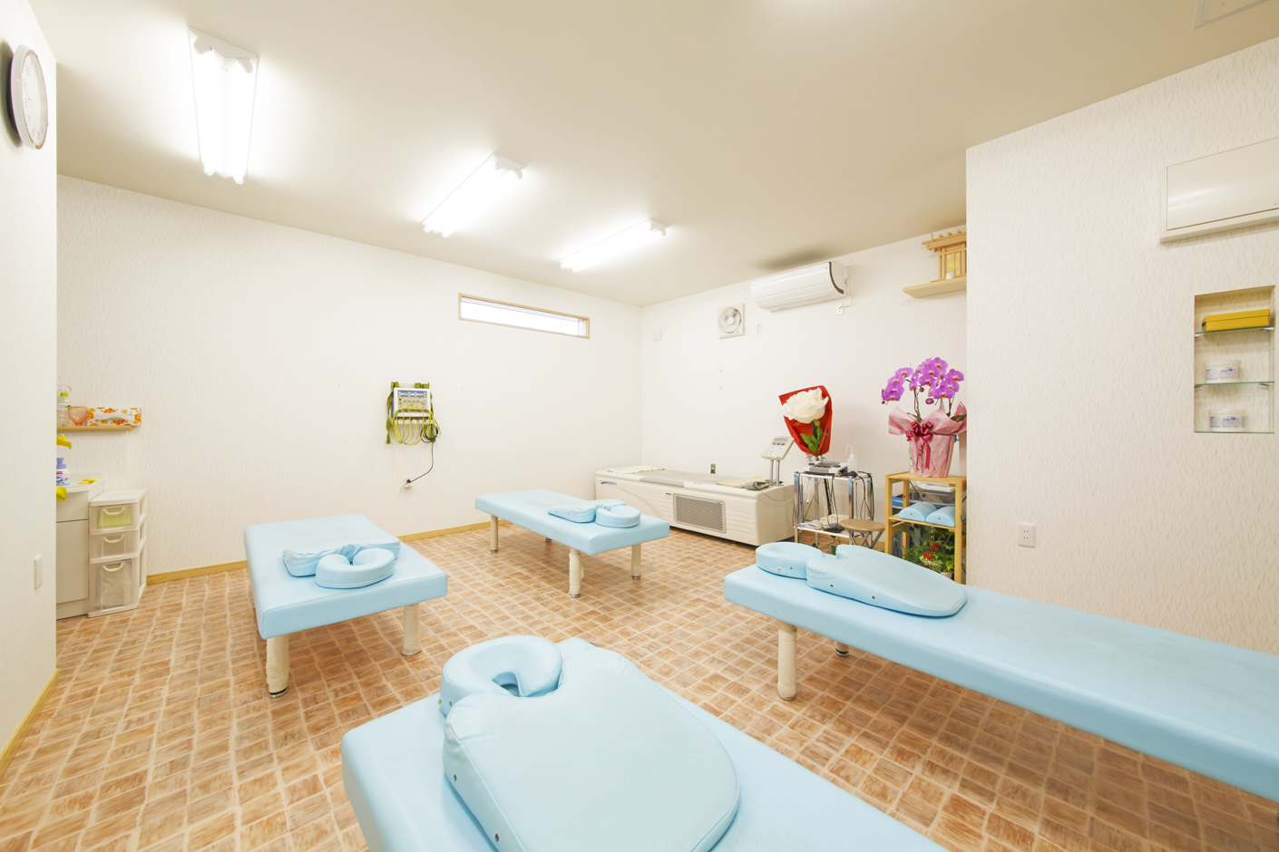 丸昇彦坂建設【デザイン住宅、間取り、インテリア】清潔感あふれる接骨院スペース。明るく開放感がありながら、落ち着いて施術を受けられると好評だ