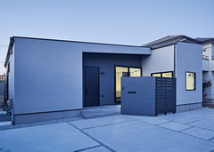 照明が灯った平屋の外観が夕闇に映える