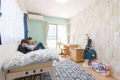 新築を機に、子どもにはそれぞれ独立した個室を。長男の部屋はブルーを基調にインテリアをチョイス