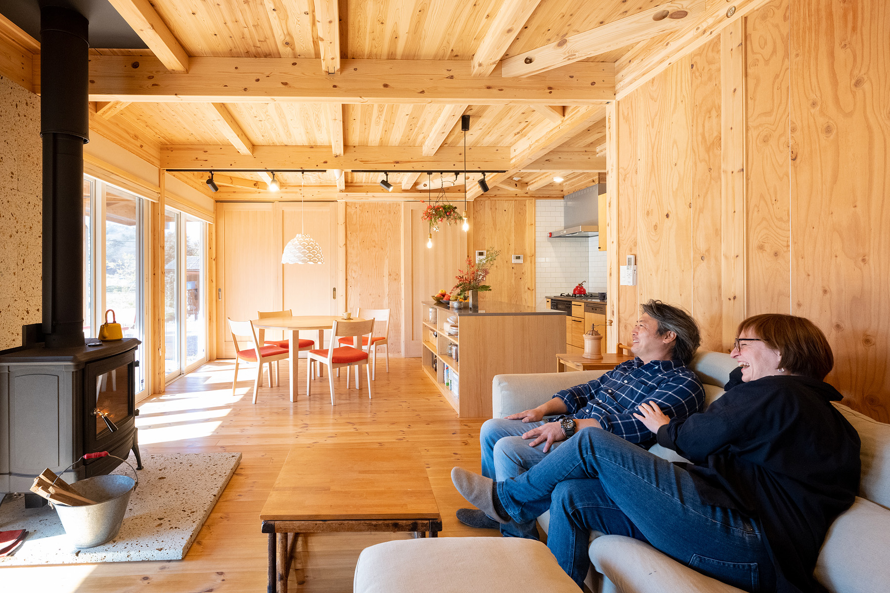 ネクストハウスデザイン｜くつろぎと機能性を兼ね備えたLDK。薪ストーブがアクセントとなり、温かみのある木のぬくもりが感じられる。