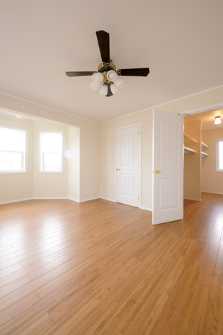 主寝室にはウォークインクローゼットと同じ広さの書斎を併設。塔屋の多角形の分だけ広いので、さまざまな利用の仕方ができそう