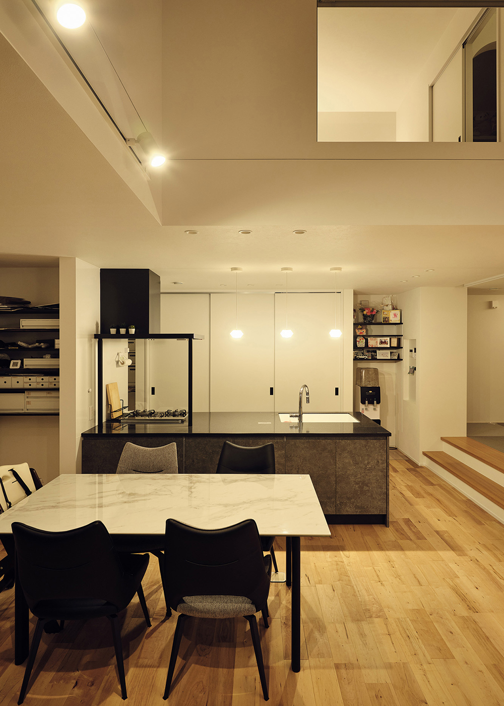 平屋建築ブルーハウス【デザイン住宅、間取り、ペット】上部にある内窓は主寝室に面しており、家族の様子もほどよく伝わる