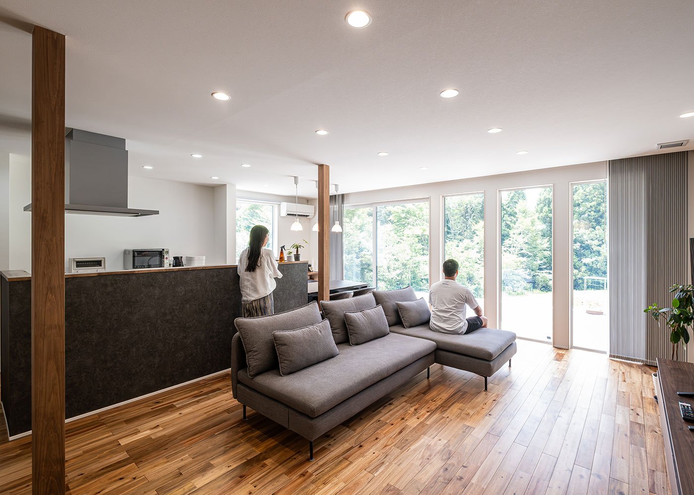 R＋house御殿場（岳南建設）【間取り、建築家、平屋】畳コーナーでよりくつろげるよう一面の窓に。半分はFIXタイプにして気密性にも配慮。日常的に開放感を味わえる空間が誕生した