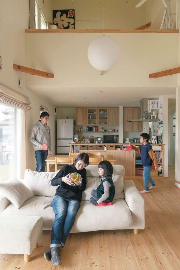 長男の楽しみはダイニングテーブルでの卓球。「この家で暮らし始めてから、子どもたちが穏やかになりました。室内でも力いっぱい遊べるし、冬は暖炉の炎がホッとさせるから」と奥さま。吹き抜けの大空間でも、夏場はエアコン1台で快適だそう