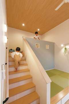 家を建てた知人から「子どもが2階に行きたがる」という話を聞いたOさん夫妻。平屋のため、2階の替わりにLDKの中央にロフトを作り、子ども専用の遊びスペースとした。ロフト前部は柵にすることも考えたが、安全性を考慮して壁を選択。デザイン的なアクセントを兼ねた小窓を2つ開け、リビングからロフトにいる子どもの様子を見ることができる。おもちゃが自然とロフトに集まることで、リビングが散らからずすっきり片付くメリットも