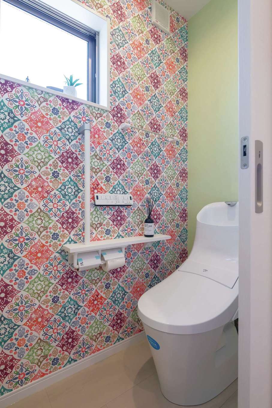 カナメクラフト（かなめ創建）【デザイン住宅、狭小住宅、省エネ】2階のトイレは奥さまがひと目ぼれしたクロスで思いきりオシャレに演出