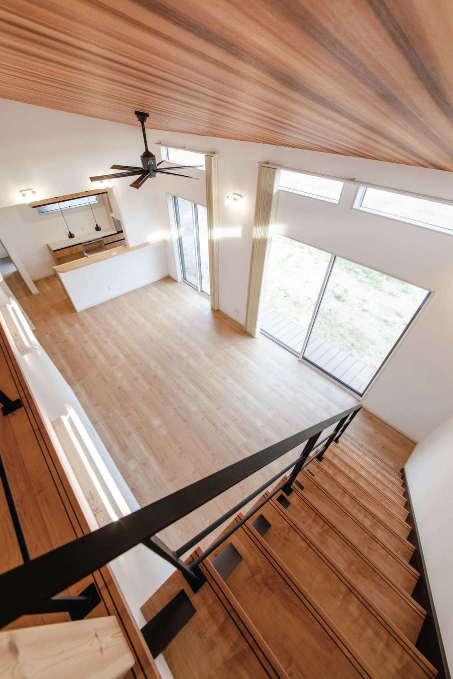 未来創建【デザイン住宅、省エネ、平屋】ロフトからリビングダイニング、キッチンまで一望でき、家族のつながりを感じられる間取り。天井いっぱいの窓から入る光が、空間を明るく包み込み、心地良く過ごせる