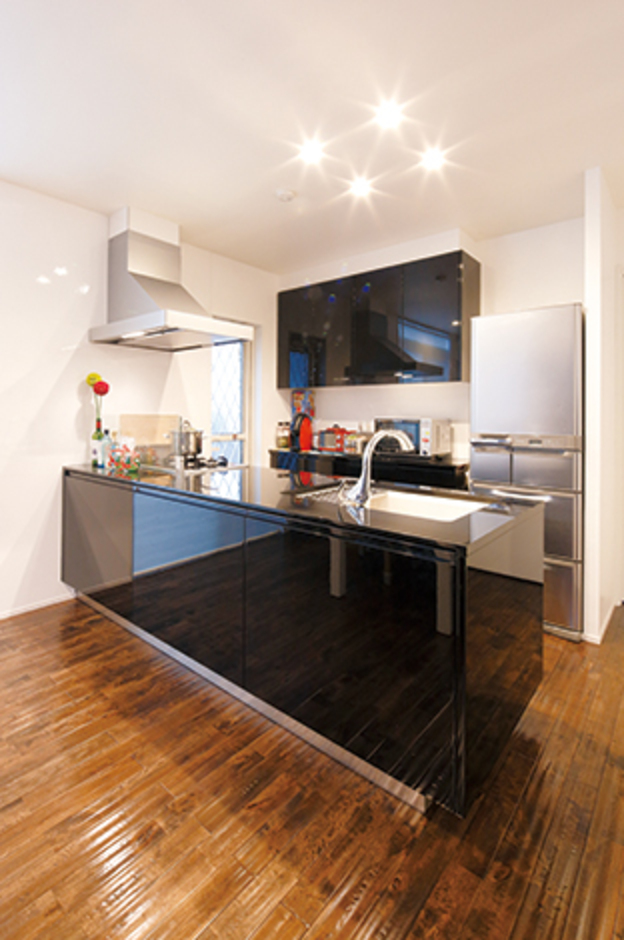 宙に浮かび上がるような美しいフォルムのオリジナルキッチン。イタリア直輸入の鏡面パネルが光り輝き、高級レストランで過ごすような贅沢な気持ちになれる