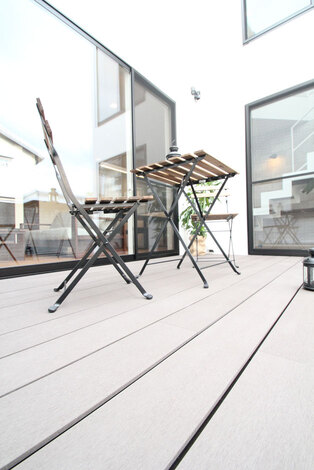 リビングとつながるテラス