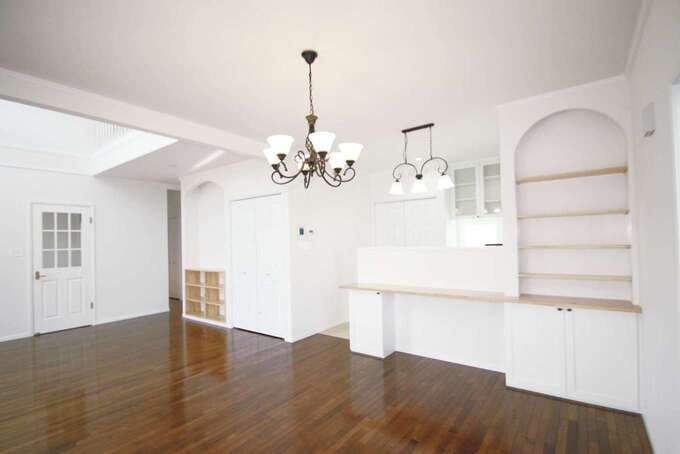 輸入フローリング、無垢の19㎜のオークカラーの床がホワイト基調の空間に映える。断熱性の高いオリジナル樹脂サッシは結露がない