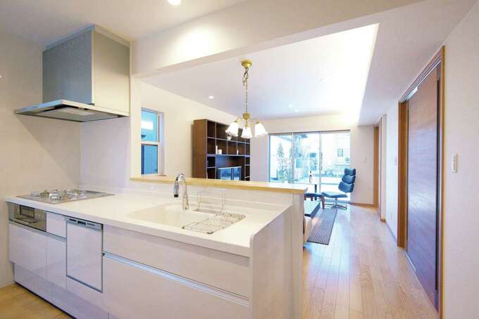 家族がどこにいても見える位置にキッチンを配置