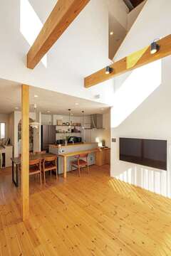 床は赤松の無垢、壁・天井は漆喰で