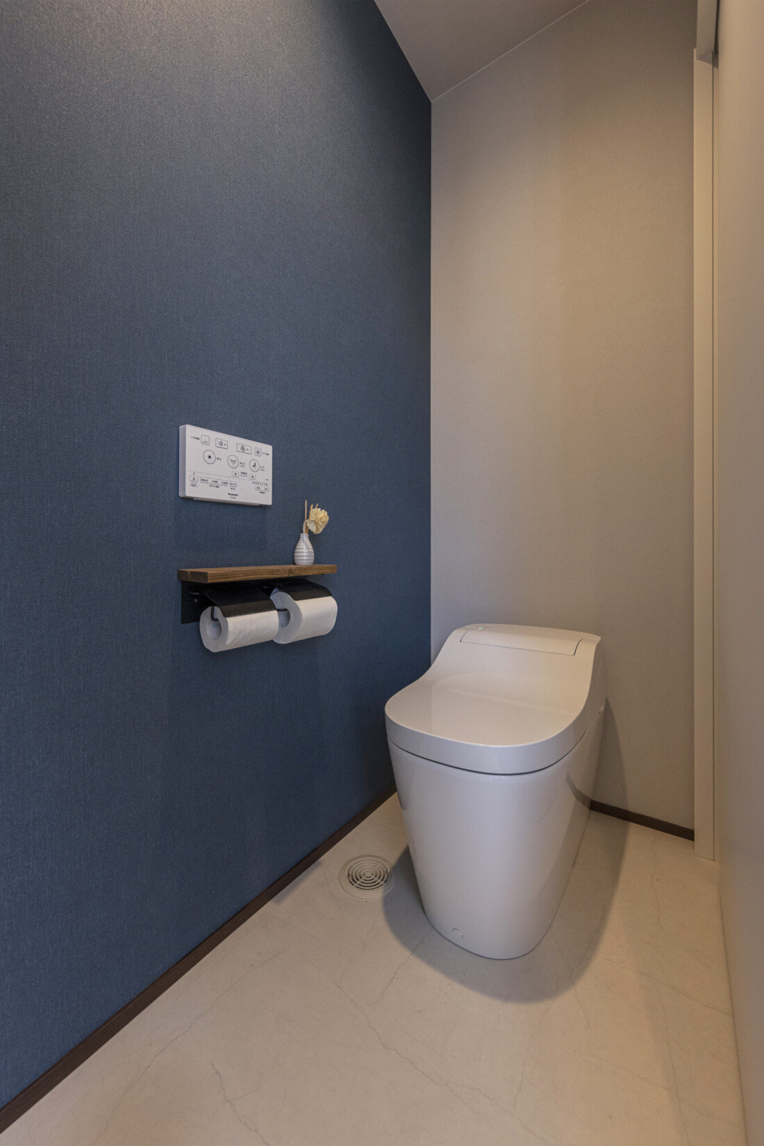 チェックハウス｜シンプルで機能的なトイレルーム。落ち着いた色調と洗練されたデザインが魅力。